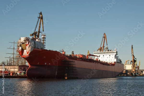 Obraz Duży statek handlowy w stoczni w Gdańsku