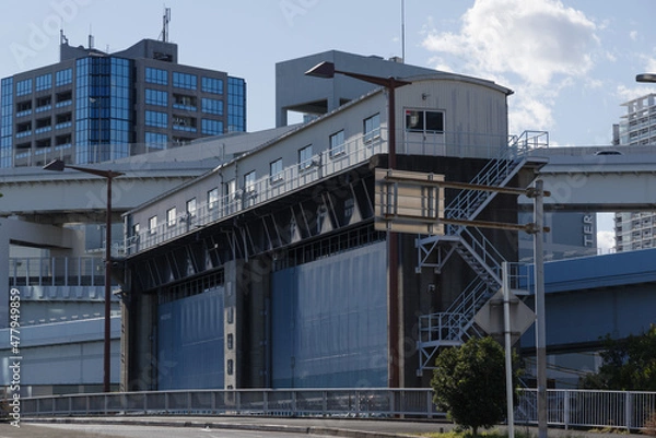 Obraz 水門の大きな建物　港区、海岸地区の風景