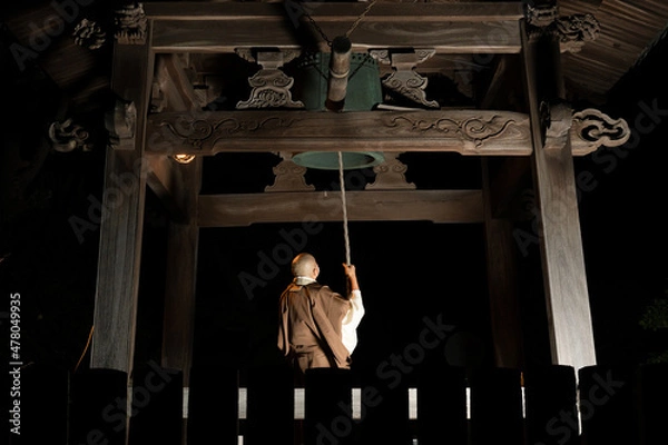 Obraz 除夜の鐘をつく僧侶