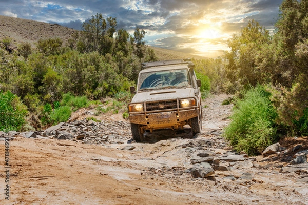 Obraz Off roading with an all terrain vehicle through a dry riverbed in The Arkaroola Wilderness Sanctuary located in the ruggedly spectacular northern Flinders Ranges