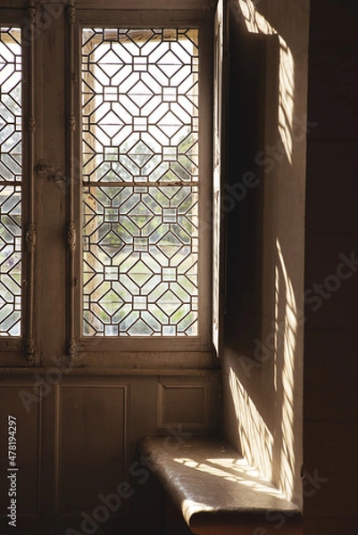 Fototapeta fenêtre ancienne et rayon de soleil dans un château
