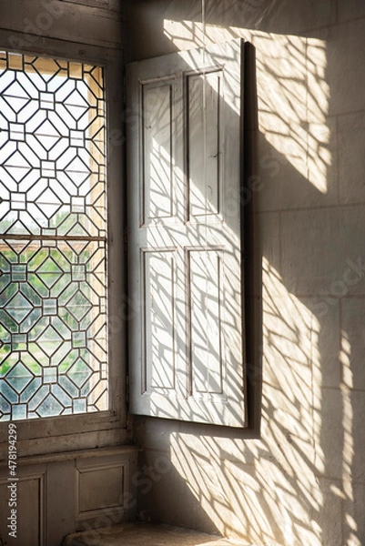 Fototapeta fenêtre ancienne et rayon de soleil dans un château