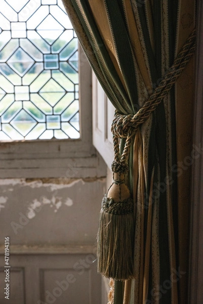 Fototapeta fenêtre et rideaux ancien dans un château