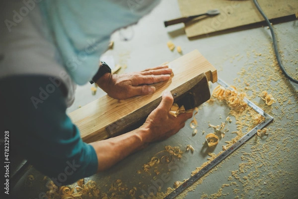 Obraz カンナで木を削る大工さん