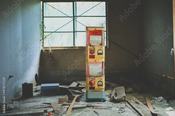 Obraz 廃墟とレトロなガチャガチャ