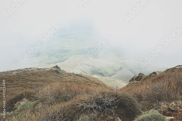 Obraz 山頂からの霞がかった景色