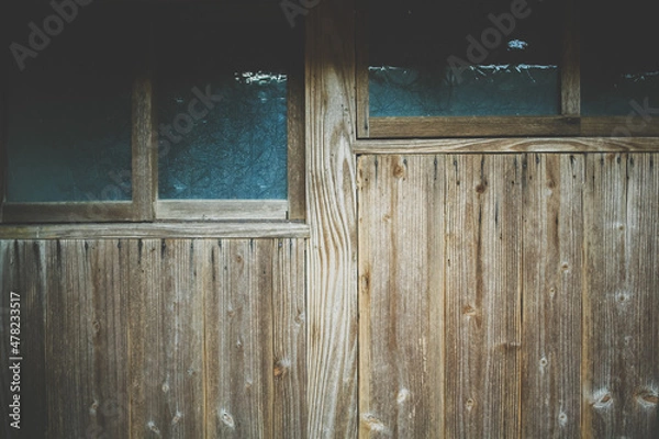 Obraz 古い家の外壁と木枠のサッシ