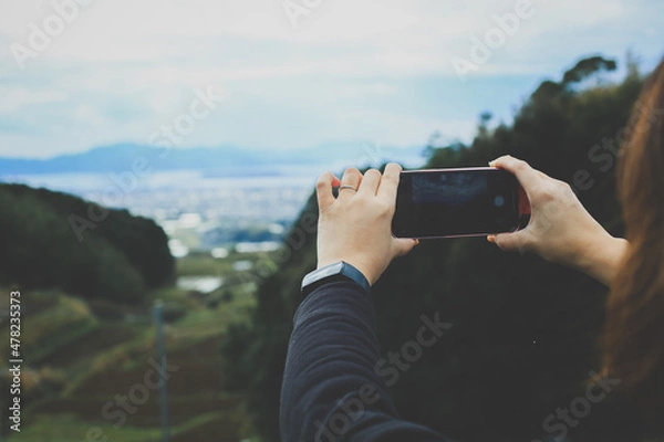 Fototapeta スマホで写真を撮る様子