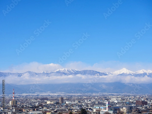 Obraz 1月（冬）、高台から望む松本の街並みと、雲がかかった北アルプス 長野県松本市