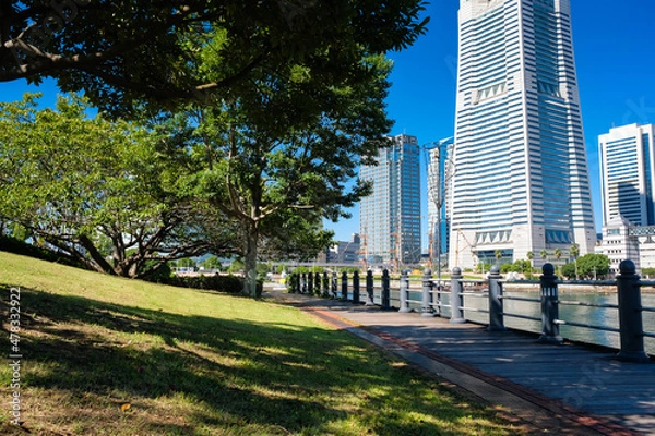 Fototapeta 神奈川県横浜市 汽車道とみなとみらいの街並み 