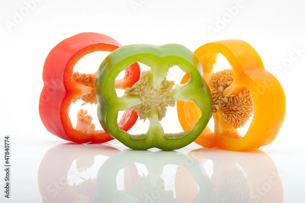 Obraz frische bunte Paprika in Scheiben aufgestellt isoliert auf weiß