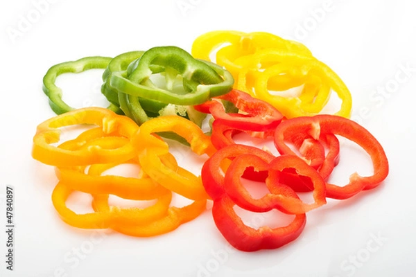 Fototapeta frische Paprika in Scheiben isoliert auf weiß