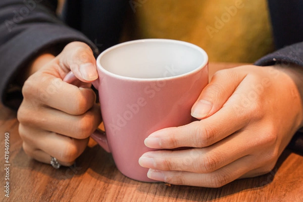 Fototapeta ホットコーヒーで温まる女性の手
