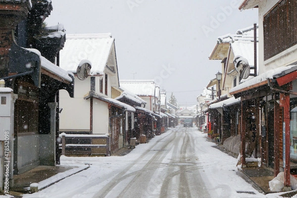 Fototapeta 丹波篠山市　雪の河原町妻入商家群　1月
