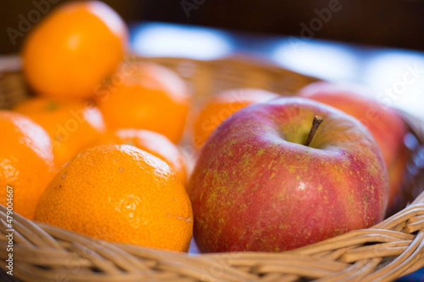 Obraz かごに入ったミカンとリンゴ
