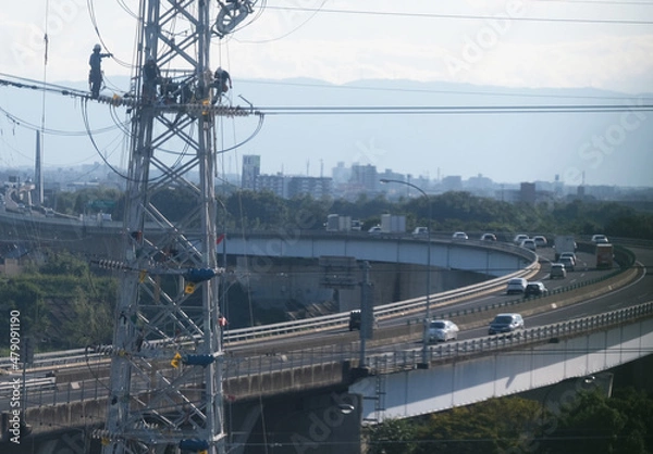Obraz 送電塔の作業と高速道路
