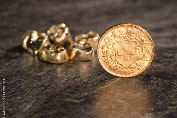 Fototapeta Stehende Vreneli Goldmünze Schweiz 20 FR - Schweizer Goldvreneli - im Hintergrund Zahngold / Goldzähne