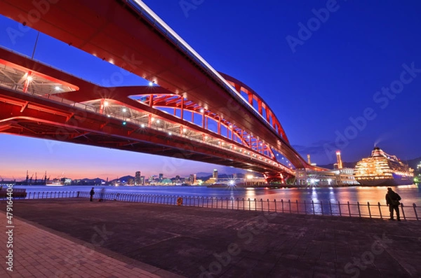 Obraz 神戸ポートアイランド北公園から見るマジックアワーの夕景と神戸大橋とクルーズ船