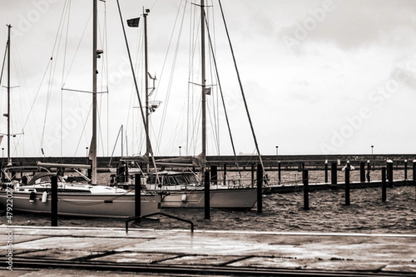 Obraz Segelboote im Hafen in schwarz-weiß