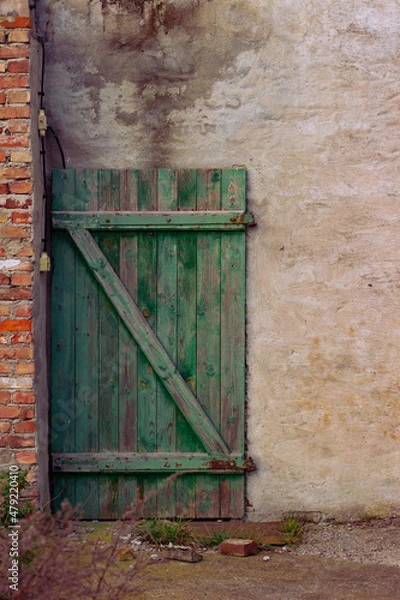 Obraz Altes Gebäude mit grünem Holztor