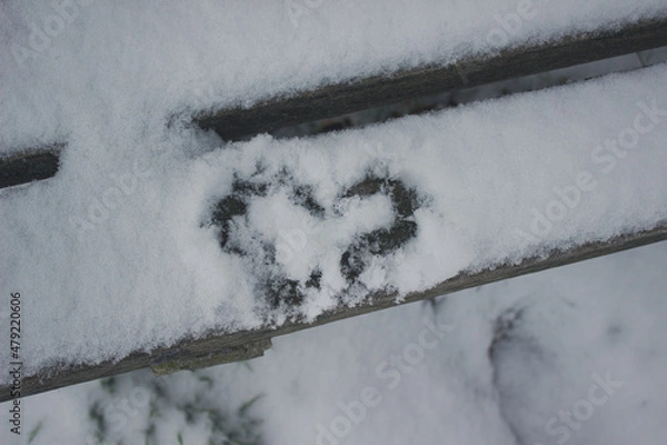 Obraz Herz im Schnee auf einer Holzbank