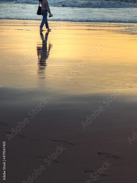 Obraz walking on the beach
