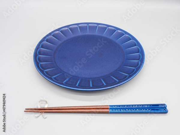 Obraz 白い背景に置かれた紺色のお皿とお箸