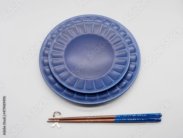 Obraz 白い背景の上に重ねられた紺色の空いたお皿