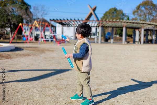 Fototapeta 公園で遊ぶ男の子　シャボン玉