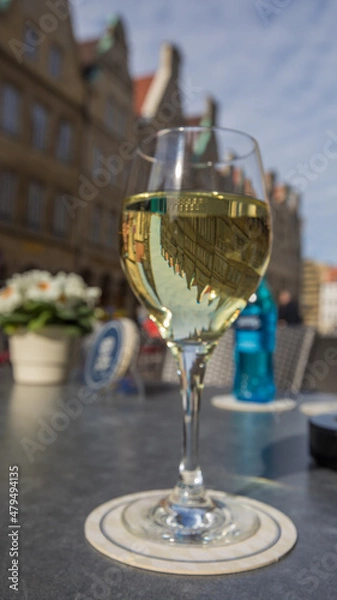 Fototapeta Copa de vino blanco en Prinzipalmarkt Münster