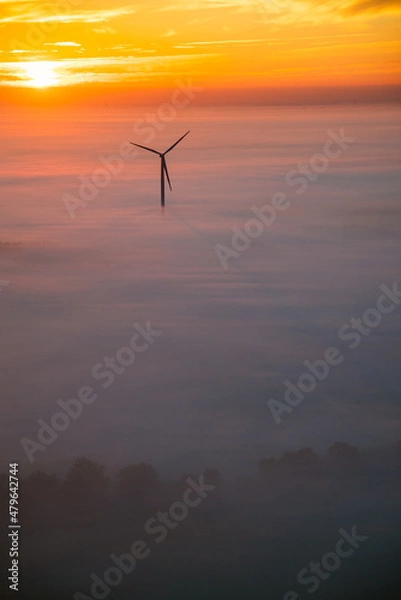 Fototapeta Luftbild Windräder bei Nebel im Sonnenaufgang