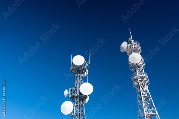 Obraz 青空の山頂に立つ電波塔