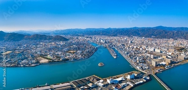 Fototapeta ドローン空撮　晴天の空の下、五台山から望む、高知市全景