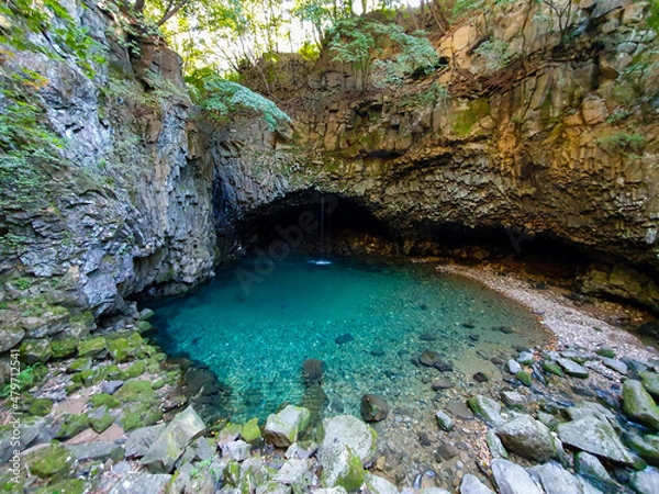 Obraz Beautiful Bidulghinang Falls in Pocheon,
Cobalt colored water with columnar joint. South Korea. 포천 비둘기낭 폭포, 주상절리.
