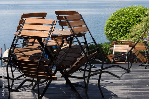 Fototapeta Terrasse mit hochgestellten Klappstühlen / Feierabend