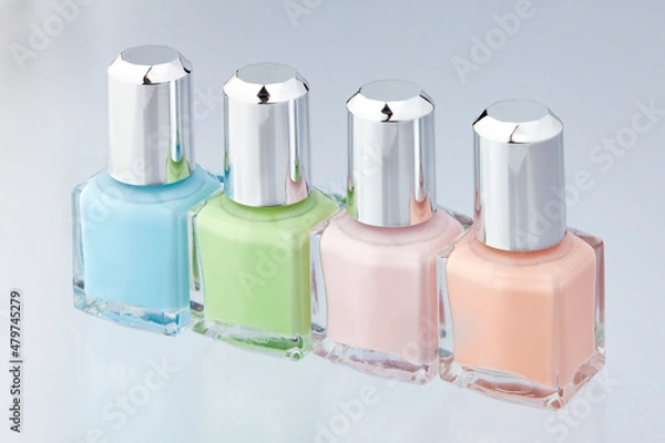 Fototapeta 4色のマニキュア、白バック