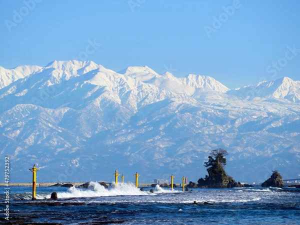Obraz 1月（冬） 冠雪している立山連峰と雨晴海岸の女岩・男岩 富山県高岡市