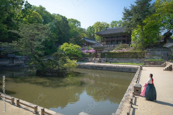 Obraz 창덕궁 비원의 고운 한복차림 여성