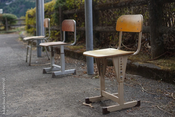 Fototapeta 歩道に置かれたスクールチェア