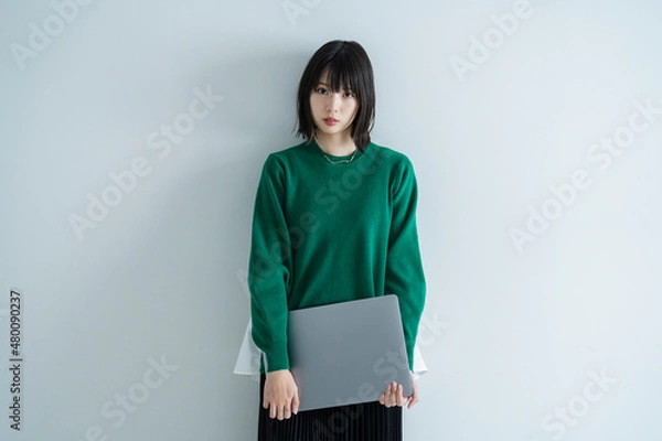 Obraz 部屋でパソコンを使う女性