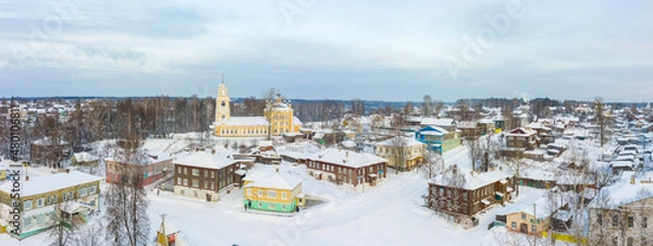 Fototapeta Panorama of a small city in the depths of Russia from a height. Orthodox churches and traditional old wooden houses, Kologriv in the Kostroma region and a winter view of the city