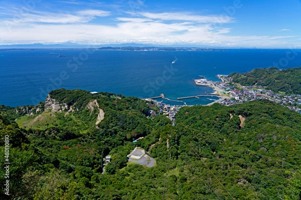 Obraz 海辺の街と山