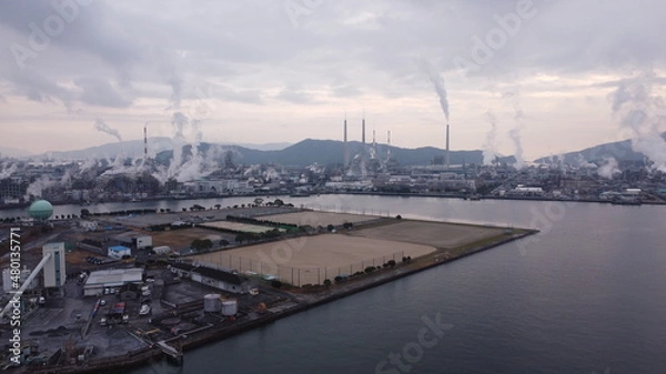 Fototapeta SDGs地球環境とミライ！コンビナートと大気汚染問題　煙突の煙と空