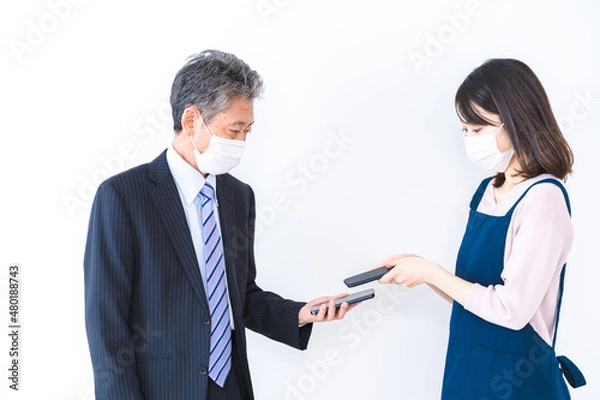 Fototapeta ワクチン接種証明書を提示する人