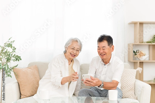Fototapeta スマホを使う老夫婦（笑顔）
