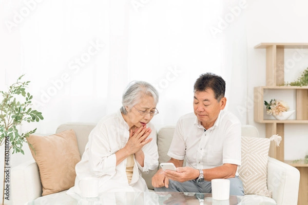 Fototapeta スマホを使う老夫婦（困る）
