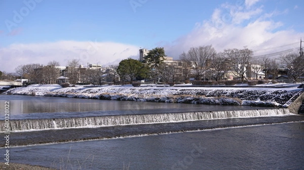 Fototapeta 雪の京都の鴨川