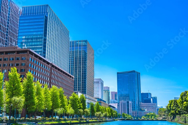 Obraz 東京の都市風景 馬場先濠と丸の内の高層ビル群