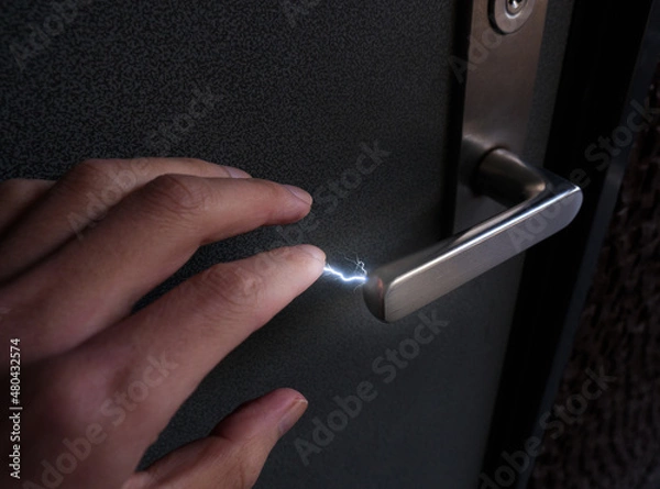 Obraz レバー式のドアノブに触ろうとするときに発生する静電気の電撃
