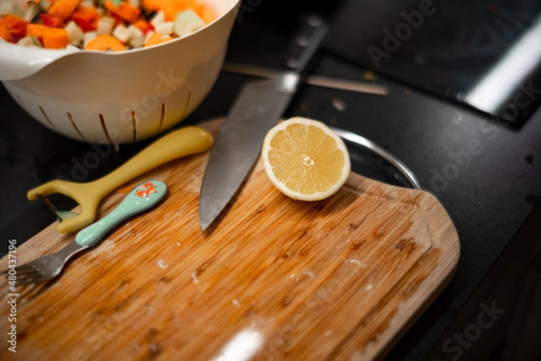 Fototapeta Zitrone auf einem Schneidebrett